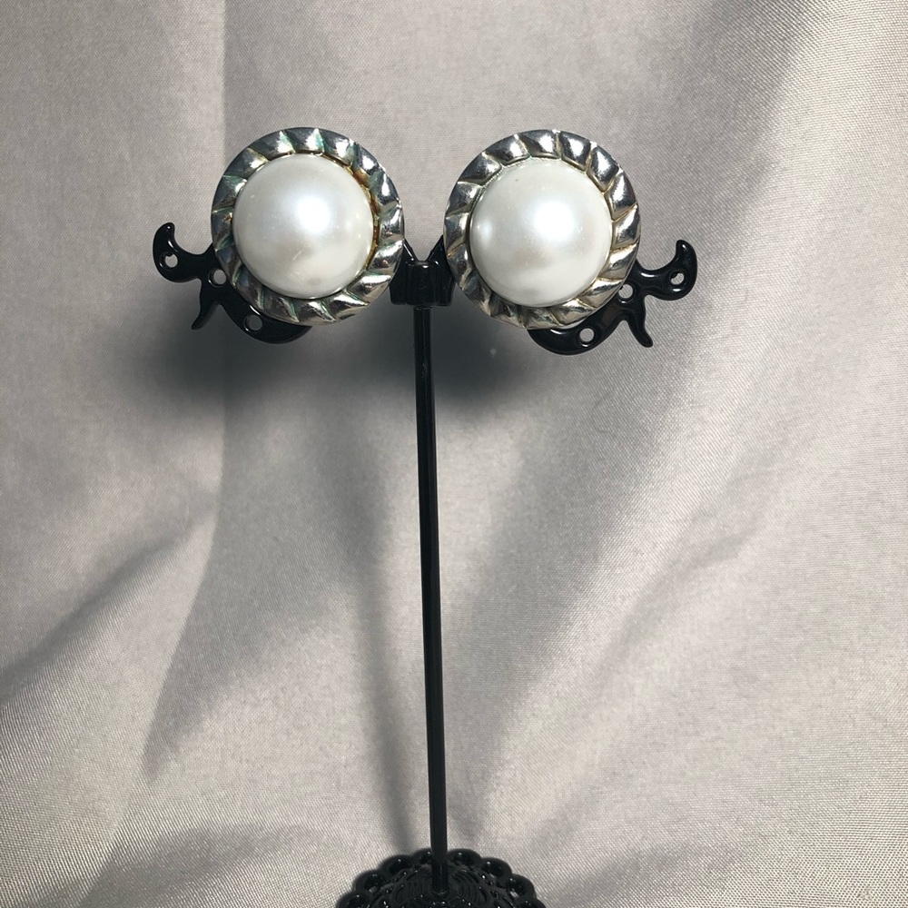 Costume pearl earrings